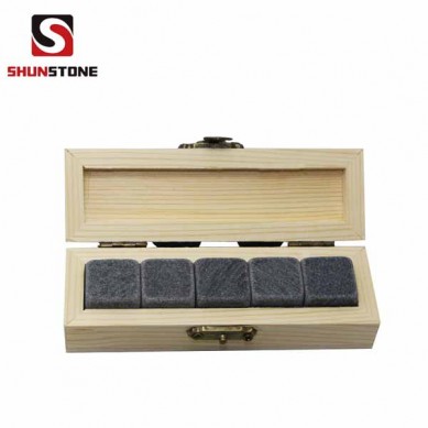 Good Quality Red Wine Gifts -
 Popular 5 pcs of whiskey set Laser Logo Whisky Ice Cubes Wooden Box Whiskey Chilling stones for Amazon – Shunstone